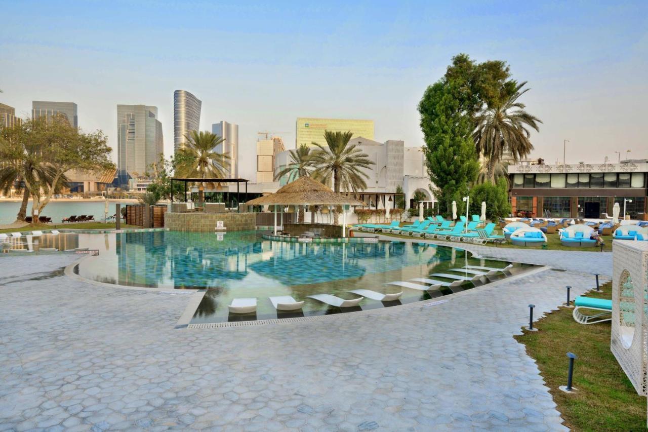 Le Meridien Abu Dhabi Exterior foto The pool at the hotel