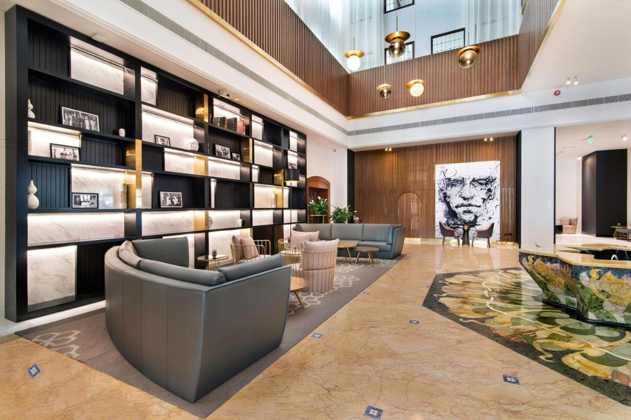 Le Meridien Abu Dhabi Exterior foto The lobby of the hotel