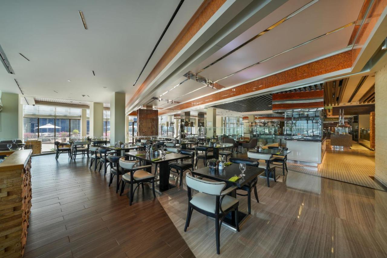 Le Meridien Abu Dhabi Exterior foto The restaurant