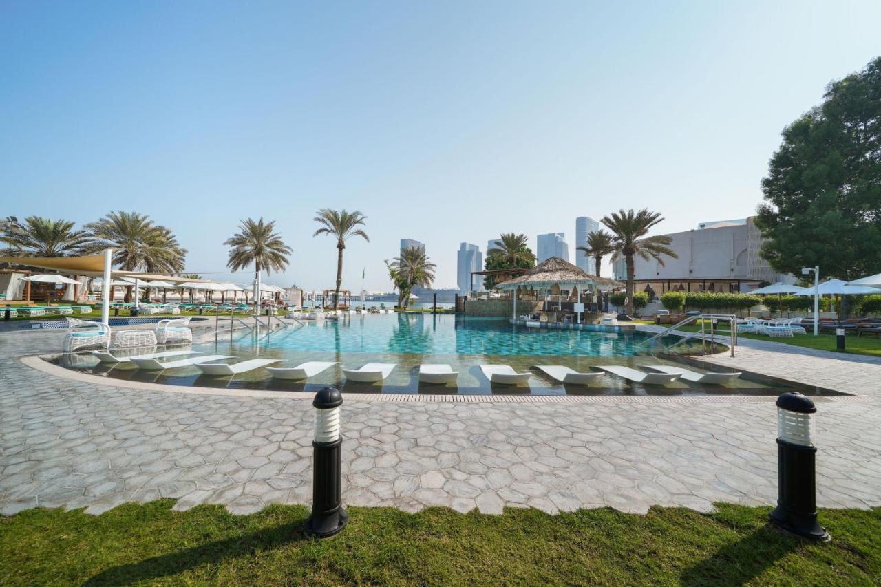Le Meridien Abu Dhabi Exterior foto The pool at the Jumeirah Beach Hotel