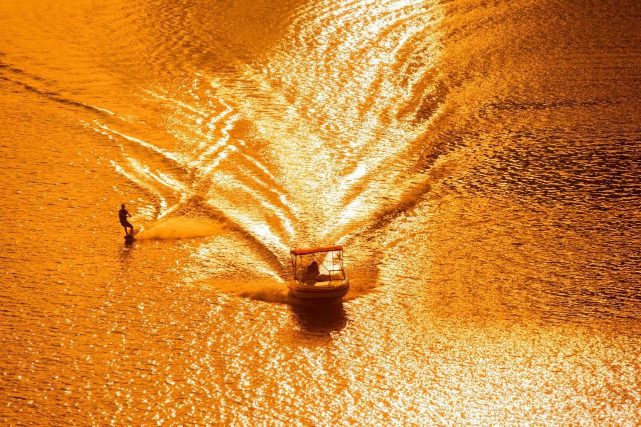 Le Meridien Abu Dhabi Exterior foto The fountain at night