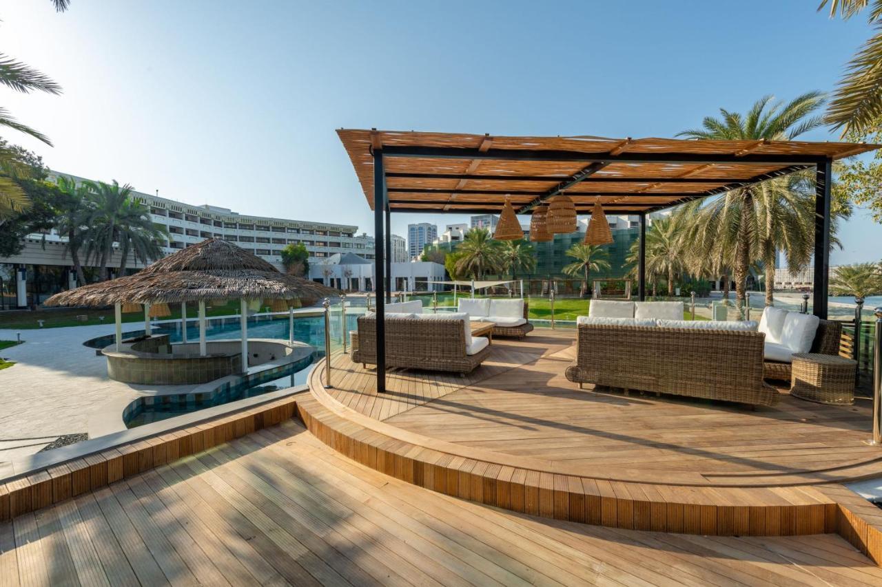 Le Meridien Abu Dhabi Exterior foto The resort's pool