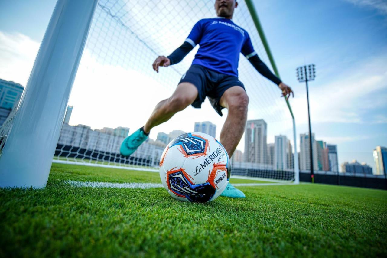 Le Meridien Abu Dhabi Exterior foto A player about to take a corner kick