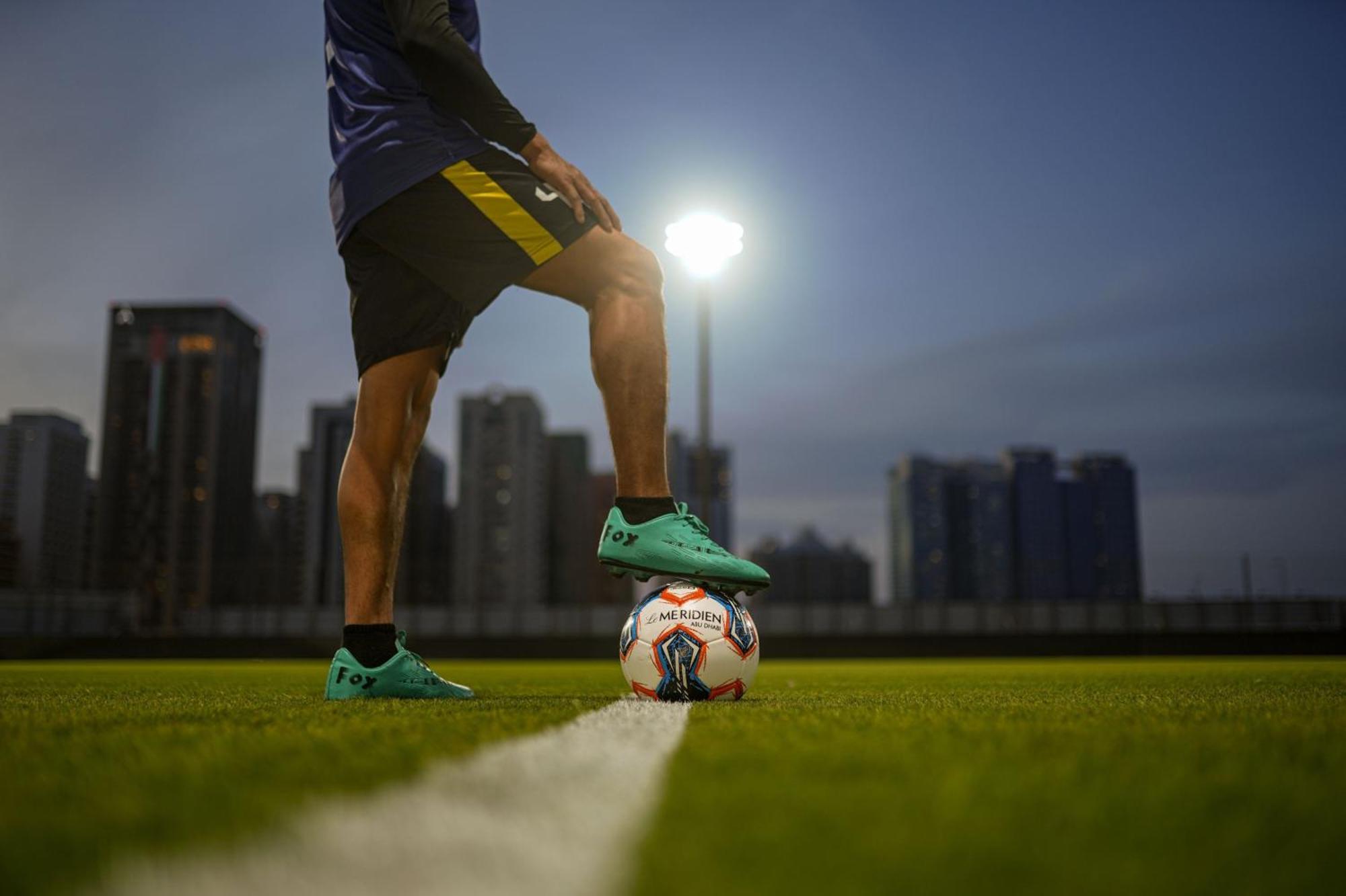 Le Meridien Abu Dhabi Exterior foto A player about to kick the ball