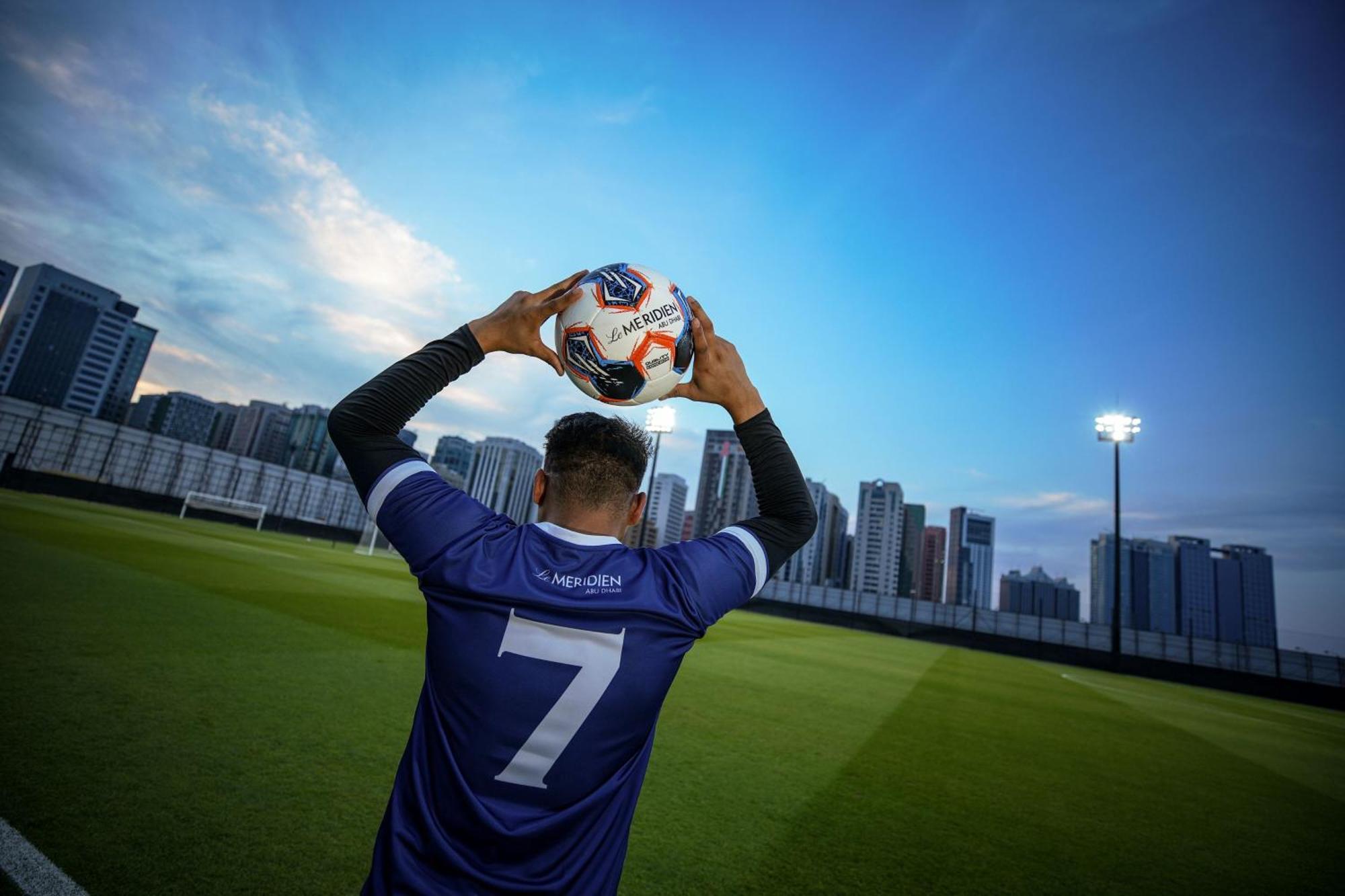 Le Meridien Abu Dhabi Exterior foto A player throwing the ball in during a match.