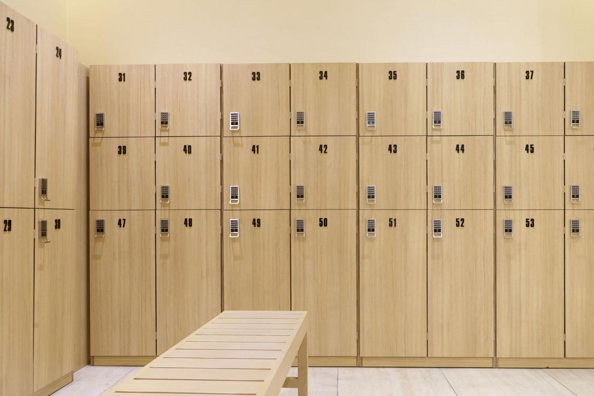 Le Meridien Abu Dhabi Exterior foto A locker room