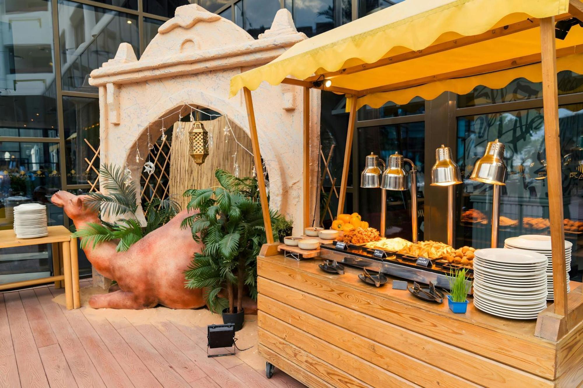Le Meridien Abu Dhabi Exterior foto A food station at a buffet