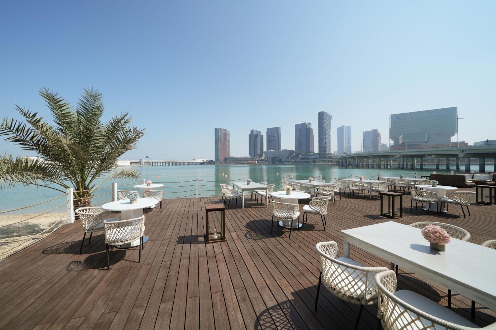 Le Meridien Abu Dhabi Exterior foto View of the Marina